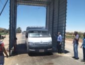 تشغيل بوابات لتعقيم السيارات بمدخل مدينة بلاط بالوادى الجديد