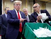 ترامب يبرر عدم وضع كمامة أثناء جولتة بمصنع للكمامات بأريزونا