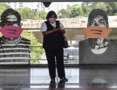 فنان برازيلى يضع كمامات على رسوماته فى المترو للتوعية بفيروس كورونا.. صور