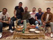 مائدة إفطار تجمع رامى ربيعة بأصدقائه فى سهرة رمضانية