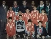 جنش يستعيد ذكريات الطفولة بصورة مع الناشئين