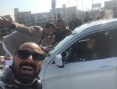 ياسمين صبرى وأحمد مجدى فى كواليس مشهد السيارة بمسلسل "فرصة تانية"