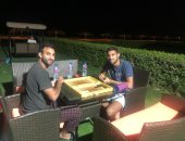 أحمد ياسر ريان يتحدى شقيقه إيهاب فى مباراة طاولة