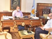 محافظ أسيوط يستعرض آخر المستجدات وسير العمل بمستشفيات العزل 