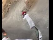 القبض مواطن أطلق أعيرة نارية على آخر من سلاح آلى بالسعودية.. فيديو