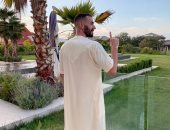 بجلباب أبيض.. كريم بنزيما يودع منزله قبل العودة لتدريبات ريال مدريد