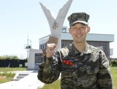 تكريم سون نجم توتنهام بعد تقديم أفضل أداء فى جيش كوريا الجنوبية.. صور