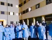 "مستشفى عزل المدينة الجامعية بالإسكندرية" يحتفل بعيد ميلاد شاب مصاب بكورونا