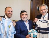 شاهد لحظة بيع تيشيرت مارادونا لمساعدة الفقراء فى الأرجنتين