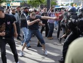 الشرطة الألمانية تسحل وتعتقل محتجين ضد إجراءات الحظر أمام البرلمان 