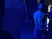 ناصر ماهر يستعرض عضلاته في الجيم ويعلق "القادم أفضل"