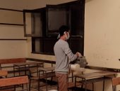 طلاب مدرسة فنية بالوادى الجديد يعقمون مدرستهم قبل بدء امتحانات نهاية العام