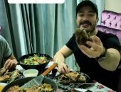 شاهد.. عزومة صالح جمعة لأصدقائه على مائدة إفطار رمضان