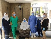 شاهد ..مستشفى قها للحجر تحتفل بخروج الحاجة نجفة أقدم متعافية