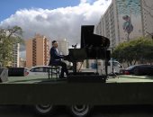 عازف بيانو يعزف مقطوعاته على ظهر شاحنة فى ساو باولو للتخفيف على السكان