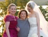 هيلارى كلينتون تحتفل بعيد الأم بصورة من حفل زفاف ابنتها تشيلسى