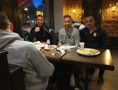 ابراهيموفيتش يشارك فى مأدبة إفطار بمطعم تركى بالسويد.. صور