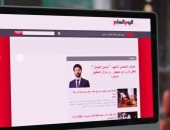 محمود حميدة يتصفح "اليوم السابع" فى الحلقة 16 من "لما كنا صغيرين"‏