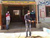 شباب قرية "فنارة" بالإسماعيلية يعقمون المدارس قبل استلام أبحاث الطلاب