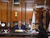 محافظ قنا ونائبه يواصلان الاستماع لطلبات المواطنين وبحث شكاواهم .. صور