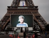 صور محاربى كورونا على شاشات عملاقه بمحيط "برج إيفل" تكريما لهم