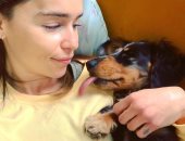 مبيبصش للكاميرا وهو معايا.. صورة جديدة لـ إميليا كلارك مع كلبها "تيد"