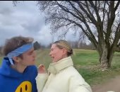 جاستين بيبر يشارك في فيديوهات تهنئات عيد الأم بقبلة لزوجته هايلي بالدوين
