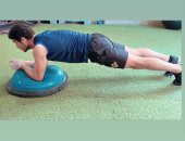 أيمن أشرف يخوض تدريباته بـ"الجوانتي" للوقاية من كورونا