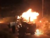 فلسطينيون يحرقون جرافة إسرائيلية بعد هدمها منزل أسير شمال رام الله.. فيديو