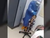"قلوب رحيمة".. ممرضة ترسم البسمة على وجه طفل مصاب بكورونا.. فيديو 