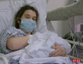 ولادة قيصرية لأم مريضة بكورونا والأطباء يرتدون معدات الوقاية .. فيديو