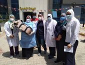 صور.. خروج أول مولود من مستشفى العزل بالعجمى بعد تعافيه من كورونا