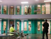 سجناء أمريكيون يستغلون جائحة كورونا لتسريع الإفراج عنهم.. اعرف القصة
