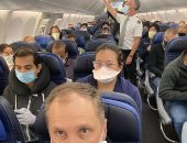 طبيب يكشف عدم التزام شركات الطيران الأمريكية بقواعد التباعد الاجتماعى