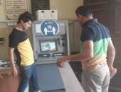 ملصقات وإرشادات أمام ماكينات الصراف الآلى بجامعة بنها لمواجهة كورونا