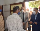 محافظ المنيا يتابع انتظام سير استلام المشروعات البحثية بالمدارس.. صور