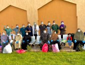 صور.. مستشفى العزل بملوى تحتفل بخروج 17 متعافيا من كورونا