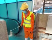 صور.. شركة المترو تواصل تعقيم وتطهير المحطات والقطارات ضد كورونا