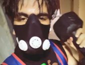 أحمد سيد زيزو يخوض تدريباته المنزلية بماسك الوقاية من كورونا