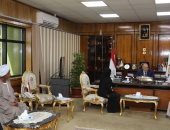 محافظ قنا ونائبه يلتقيان بعدد من المواطنين لبحث شكواهم .. صور