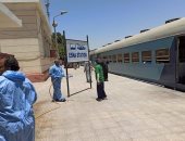 صور.. رش وتعقيم محطة سكك حديد إسنا لحماية المسافرين ومكافحة العدوى
