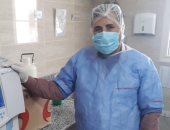 جيشنا الأبيض.. "سمير" فنى معمل بالتأمين الشامل ببورسعيد على خط مواجهة كورونا