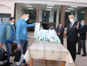 رئيس جامعة المنوفية يستقبل 190 عائدا من الخارج قبل تسكينهم بمدينة الأمل.. صور