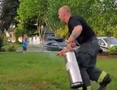 رجال إطفاء فى واشنطن يشاركون طفل بحرب الماء.. فيديو