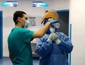 لمحات إنسانية بمستشفى العجمى.. كيرلس ممرض مسيحى يشرب زميله مياه بعد أذان المغرب