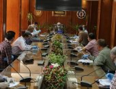 محافظ السويس يبحث كيفية الاستفادة من مياه الصرف الزراعى بأرض القطاع الريفى..صور