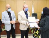 محافظ بنى سويف يكرم بعض أسر الشهداء و9 ممرضات متعافين من كورونا.. صور