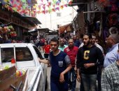 صور ..رغم التحذيرات.. زحام بأسواق الإسكندرية والأحياء تكثف حملاتها