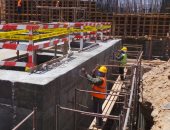 فيديو.. عمال مشروع محطة مياه أسوان الجديدة يتحدون مشقة الصيام بالعمل فى رمضان