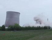 لحظة هدم أبراج مصنع نووي ألماني سابق وانهيارها على الأرض.. فيديو